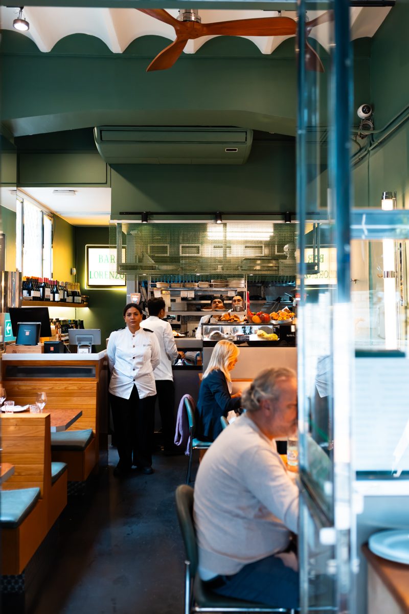 Cocina a la vista de Bar Lorenzo